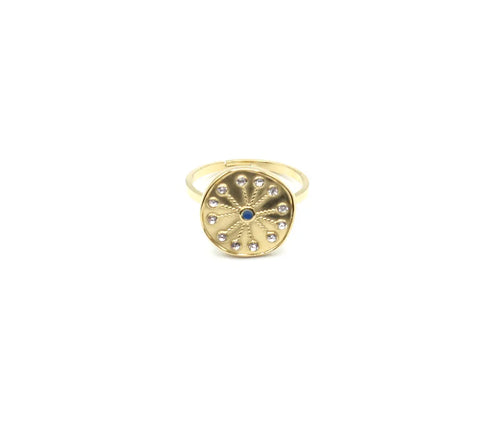  Primer plano frontal del anillo La Mer en acero inoxidable dorado con patrón simétrico y cristales brillantes