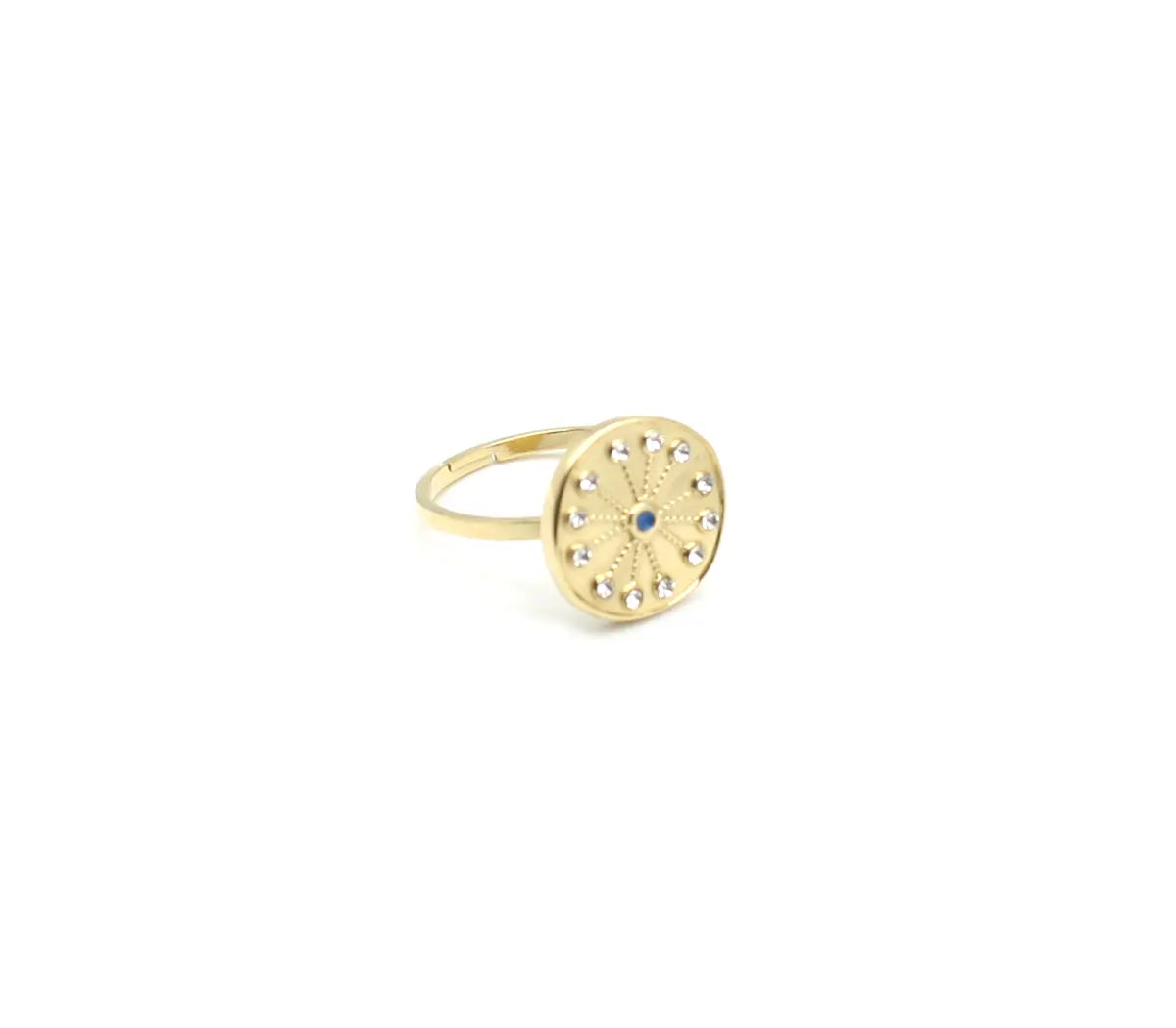 Anillo dorado La Mer con diseño circular decorado con cristales y centro azul, vista lateral elegante