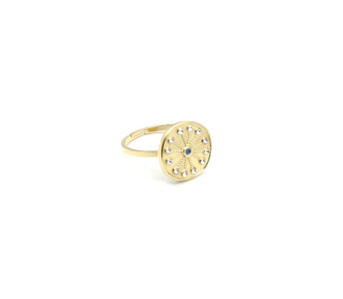 Anillo dorado La Mer con diseño circular decorado con cristales y centro azul, vista lateral elegante