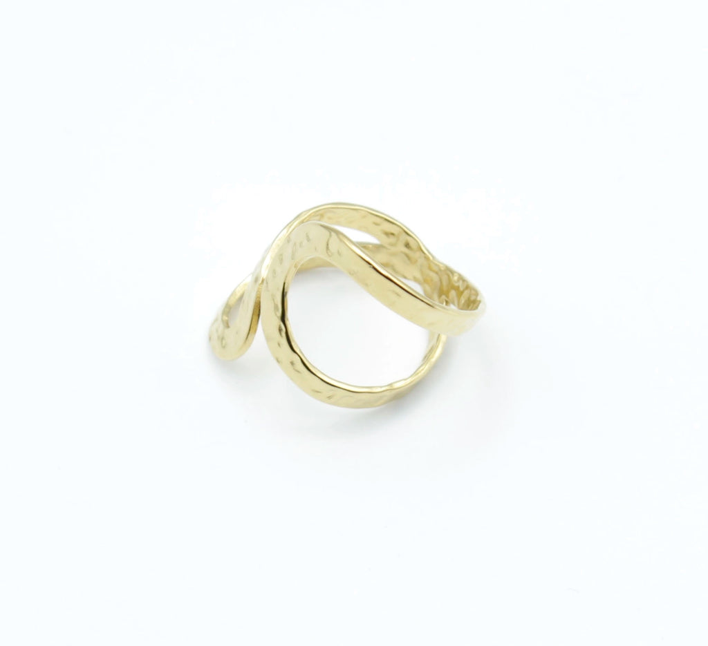 Anillo dorado de acero inoxidable con diseño ondulado y acabado martillado, ajustable y moderno