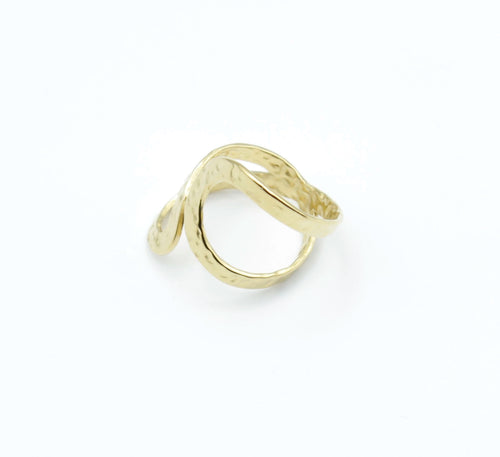 Anillo dorado de acero inoxidable con diseño ondulado y acabado martillado, ajustable y moderno