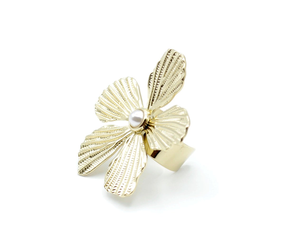 Anillo ajustable Lover con gran flor dorada de pétalos texturizados y perla en el centro, fabricado en acero inoxidable