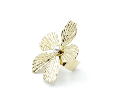 Anillo ajustable Lover con gran flor dorada de pétalos texturizados y perla en el centro, fabricado en acero inoxidable