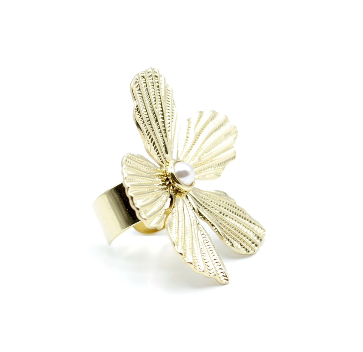 Anillo Lover dorado con diseño de flor en relieve y perla central, ajustable y hecho en acero inoxidable