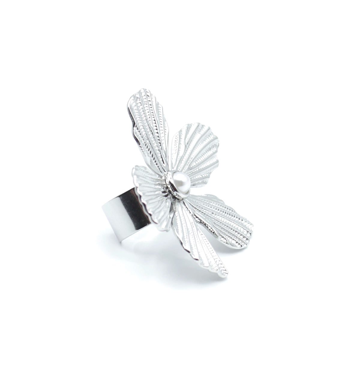 Anillo Lover de acero inoxidable en tono plateado con flor texturizada y perla central, diseño ajustable elegante