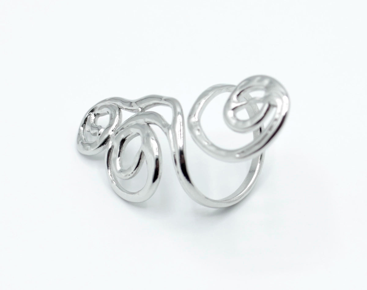 Anillo Lumière de acero inoxidable plateado, con formas abstractas y onduladas. Ajustable, duradero y sin níquel
