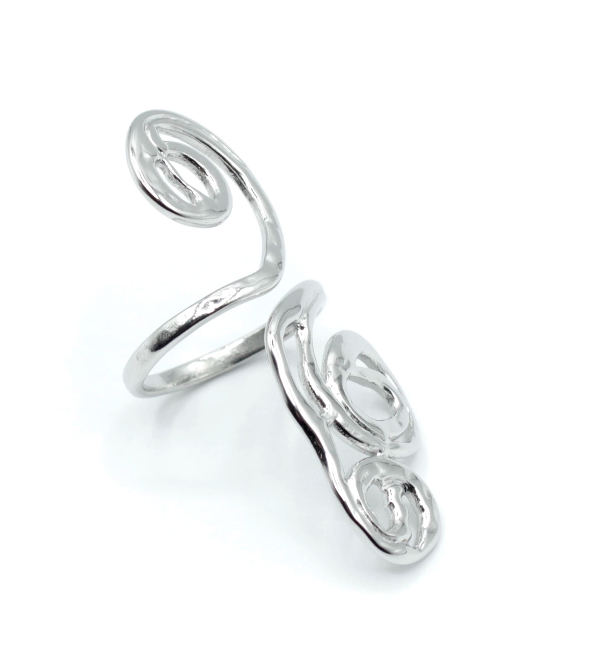 Anillo Lumière ajustable en acero inoxidable plateado, vista frontal con diseño artístico en espirales, resistente al agua y antialérgico
