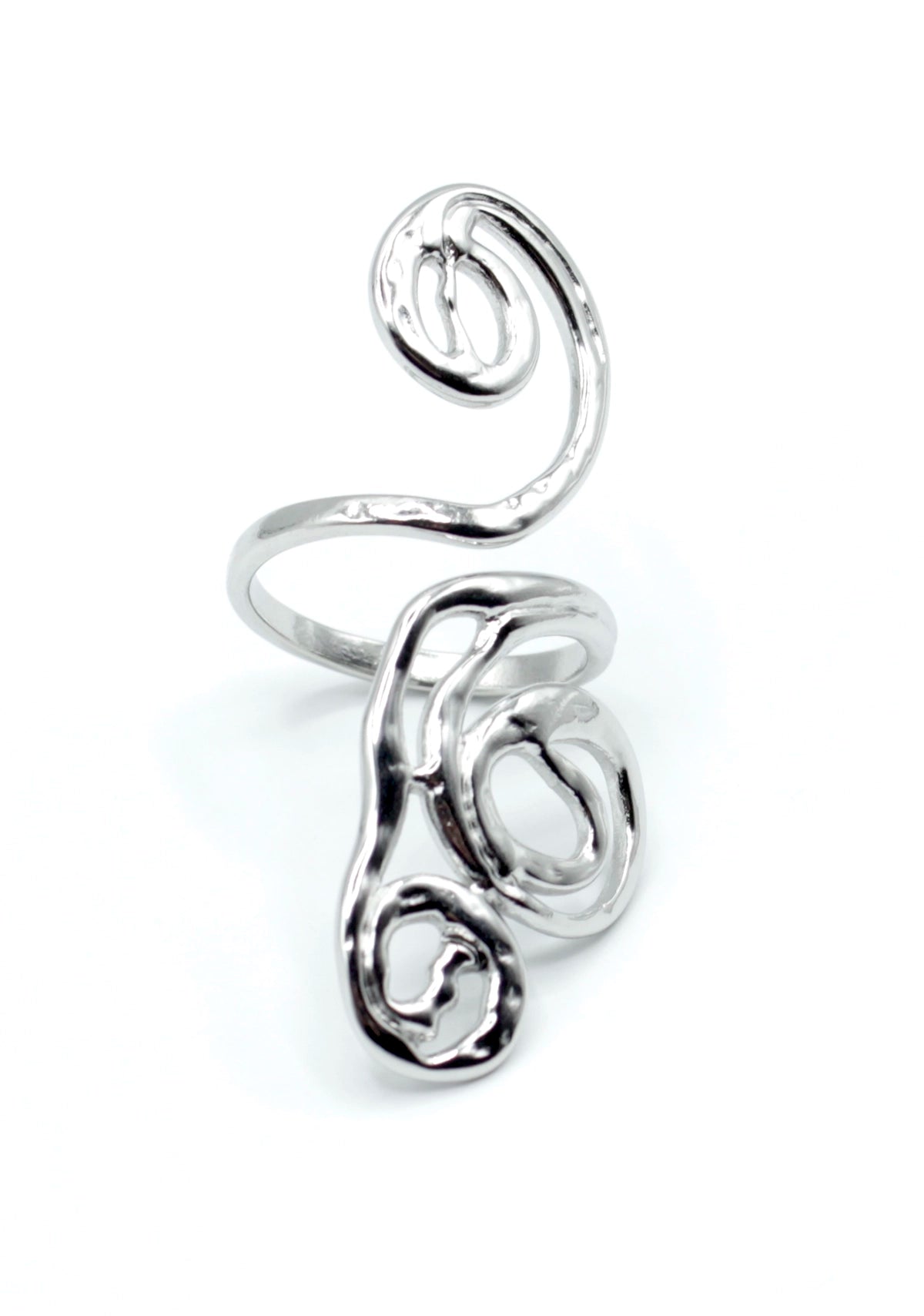 Anillo Lumière en tono plateado, vista inclinada que resalta su diseño orgánico. Hecho en acero inoxidable, no se oxida ni mancha