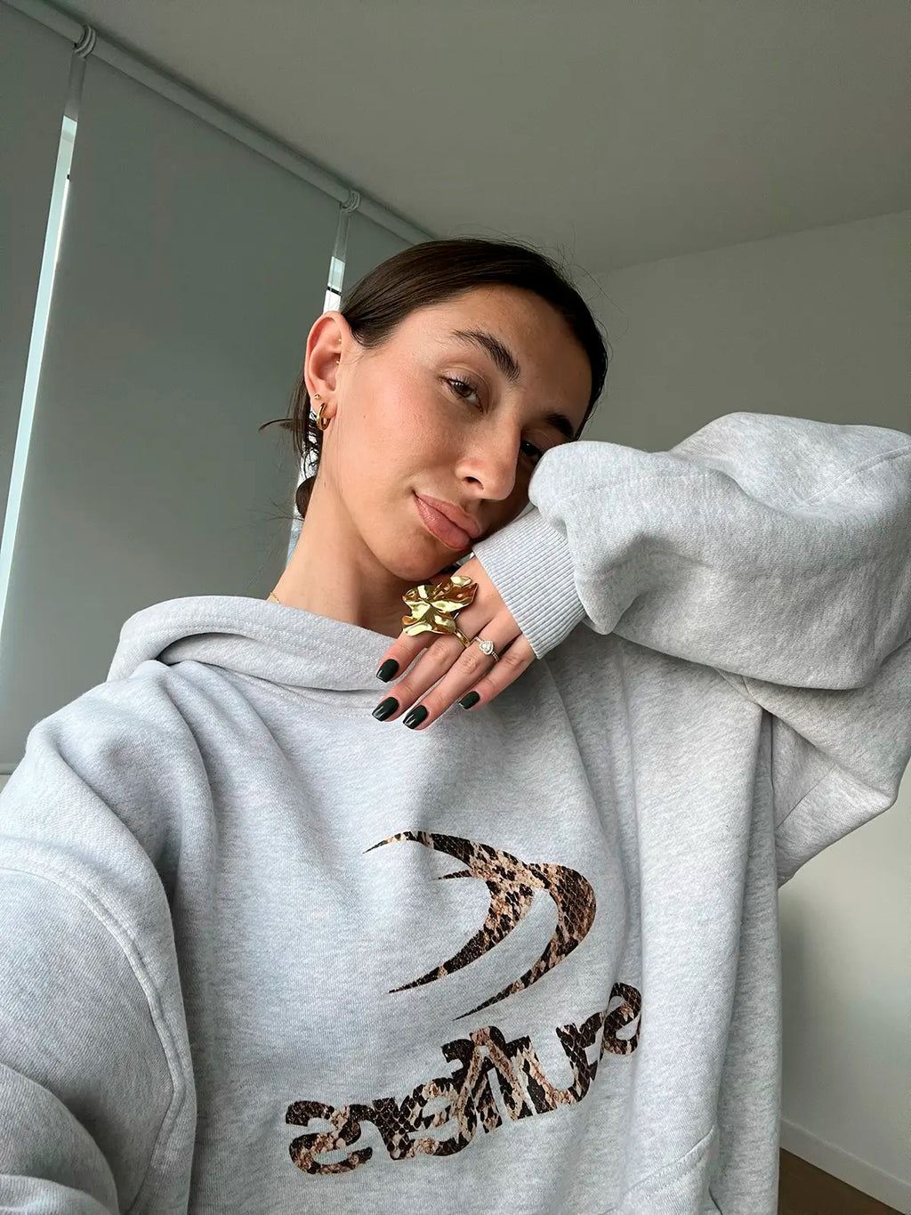 Anillo Lys acero inoxidable dorado mujer look descomplicado con jersey, comodidad y tendencia. - Delacabrashop