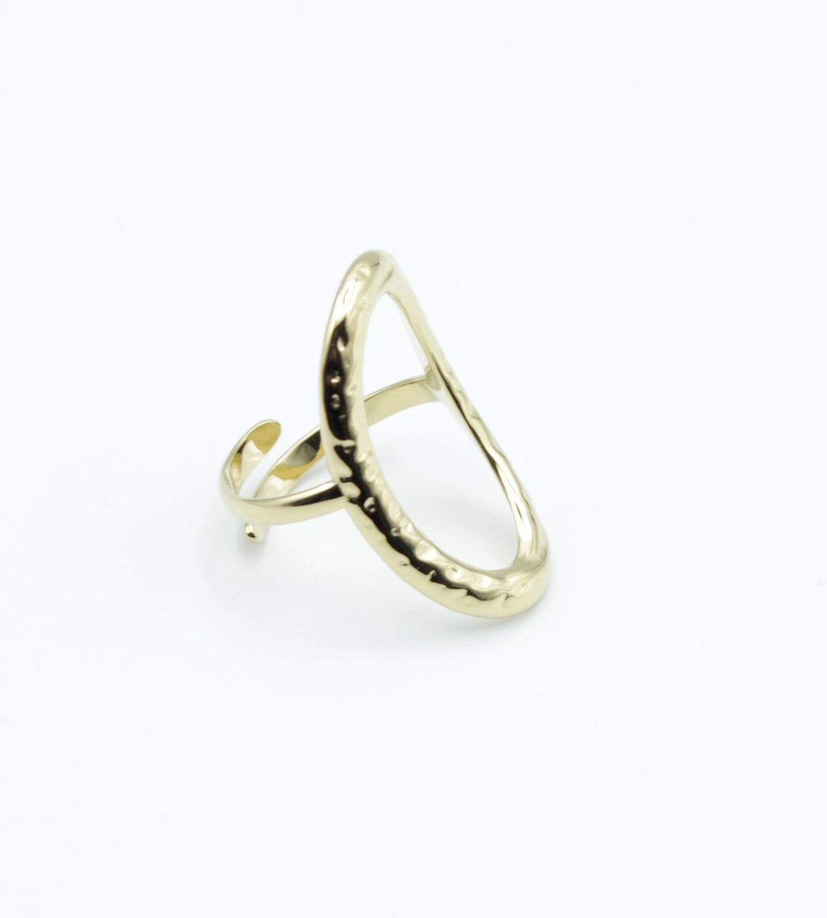 Anillo dorado ajustable de acero inoxidable con textura martillada, vista superior, fondo blanco.