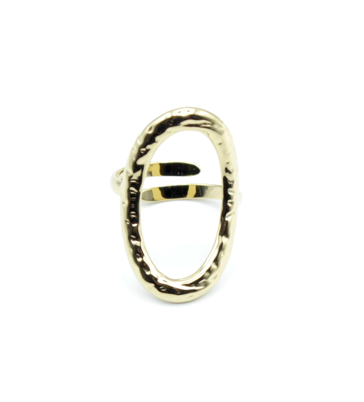 Anillo dorado de acero inoxidable, diseño ovalado y textura martillada, vista frontal