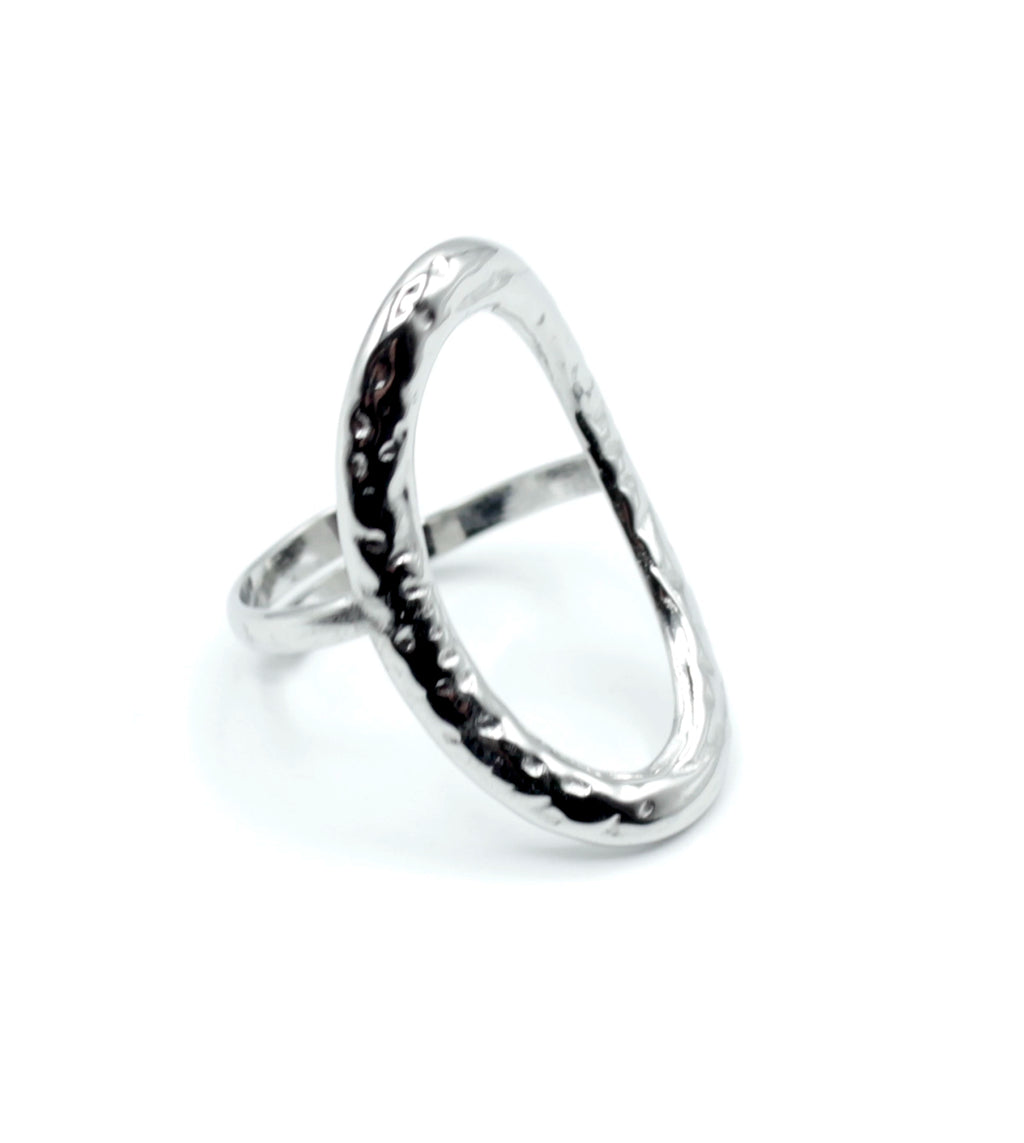 Anillo cruzado plateado de acero inoxidable visto desde el frente, ajustable e hipoalergénico con textura martillada