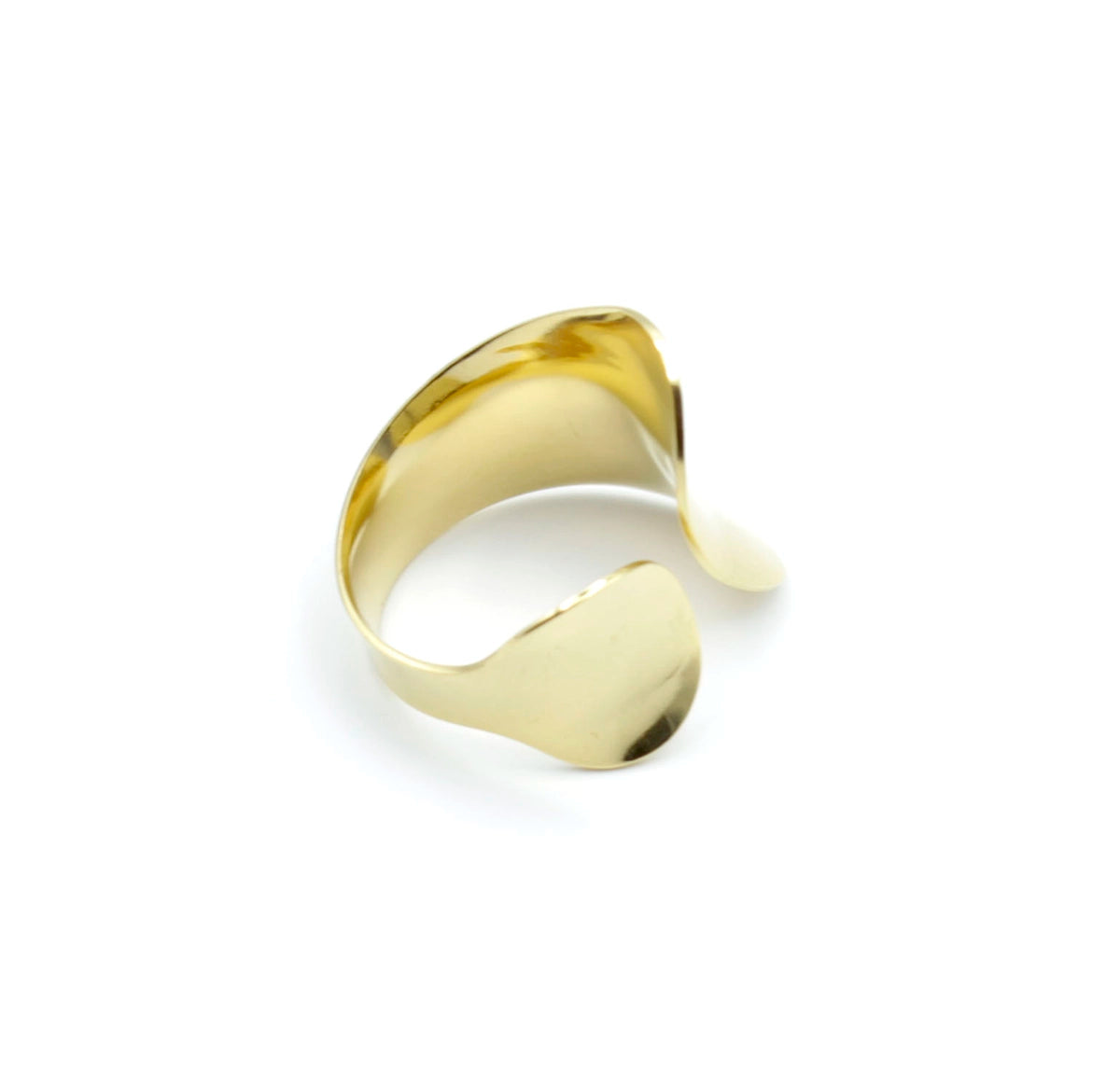 Vista trasera del anillo Mangata dorado con diseño curvo y abierto, ajustable y fabricado en acero inoxidable