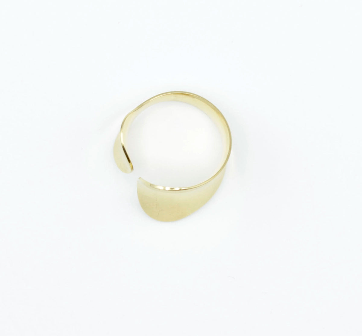 Vista superior del anillo Mangata dorado con diseño abierto y formas orgánicas, ajustable y hecho en acero inoxidable
