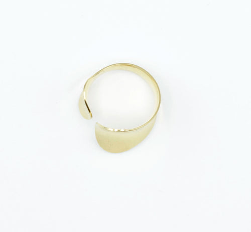 Vista superior del anillo Mangata dorado con diseño abierto y formas orgánicas, ajustable y hecho en acero inoxidable