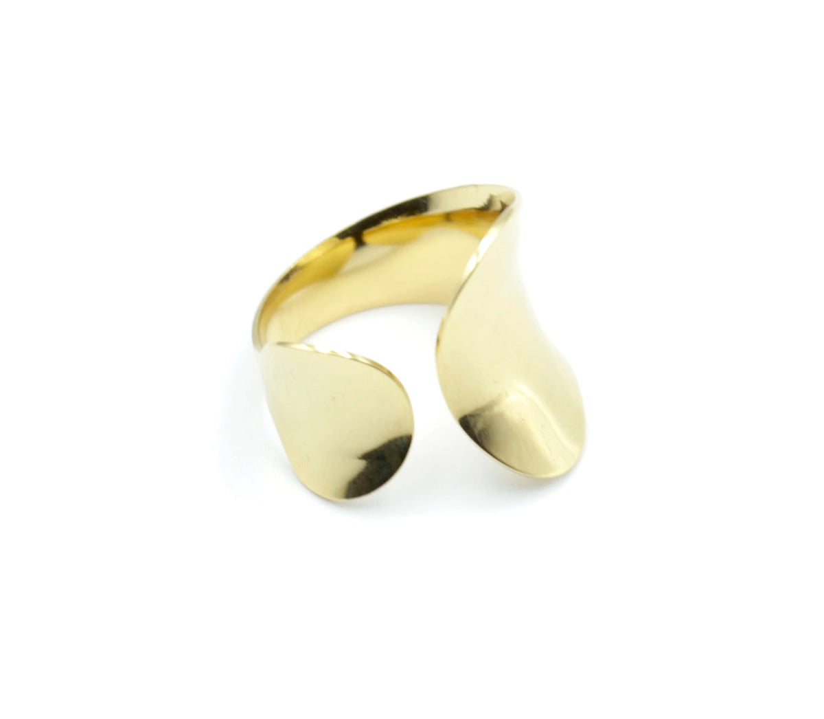 Anillo dorado Mangata de diseño abierto con curvas suaves y orgánicas, ajustable y fabricado en acero inoxidable