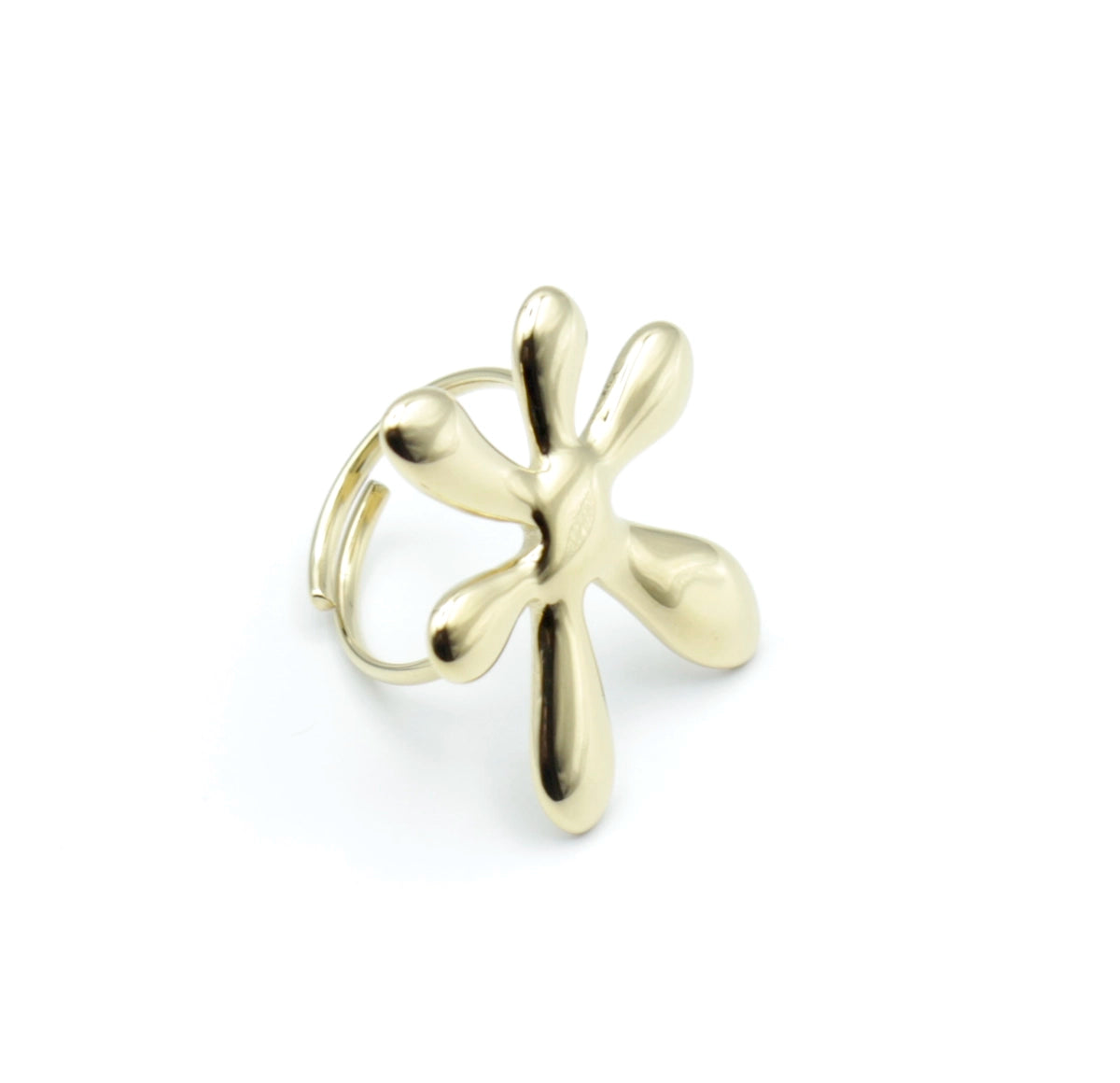 Vista lateral del anillo Margarita ajustable en forma de flor dorada con pétalos redondeados y diseño moderno