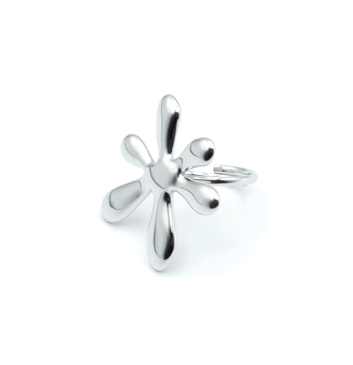 Vista frontal del anillo Margarita en acero inoxidable plateado con forma de flor abstracta y pétalos redondeados
