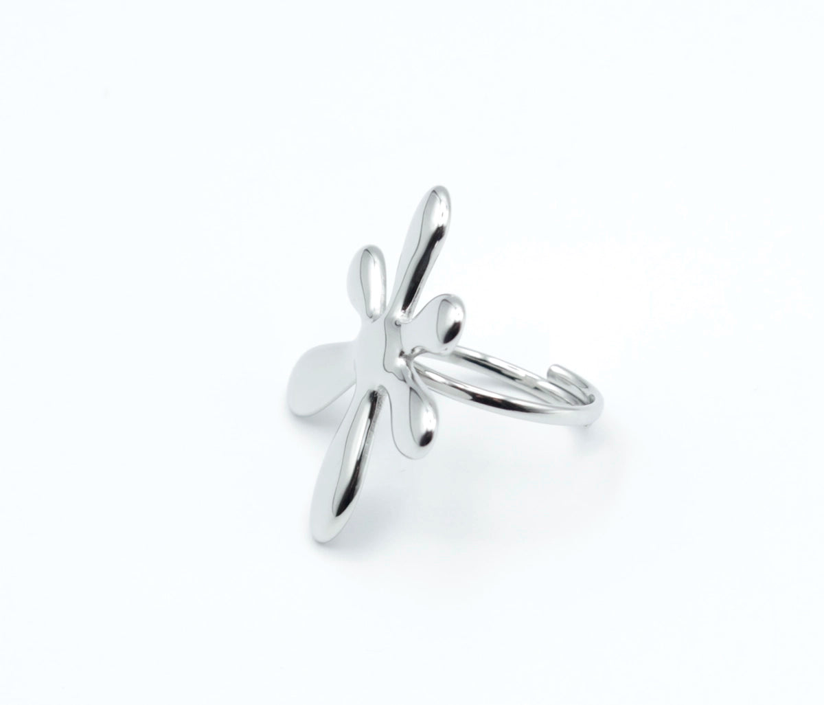 Vista lateral del anillo Margarita ajustable en acero plateado con diseño de flor moderna y pétalos orgánicos