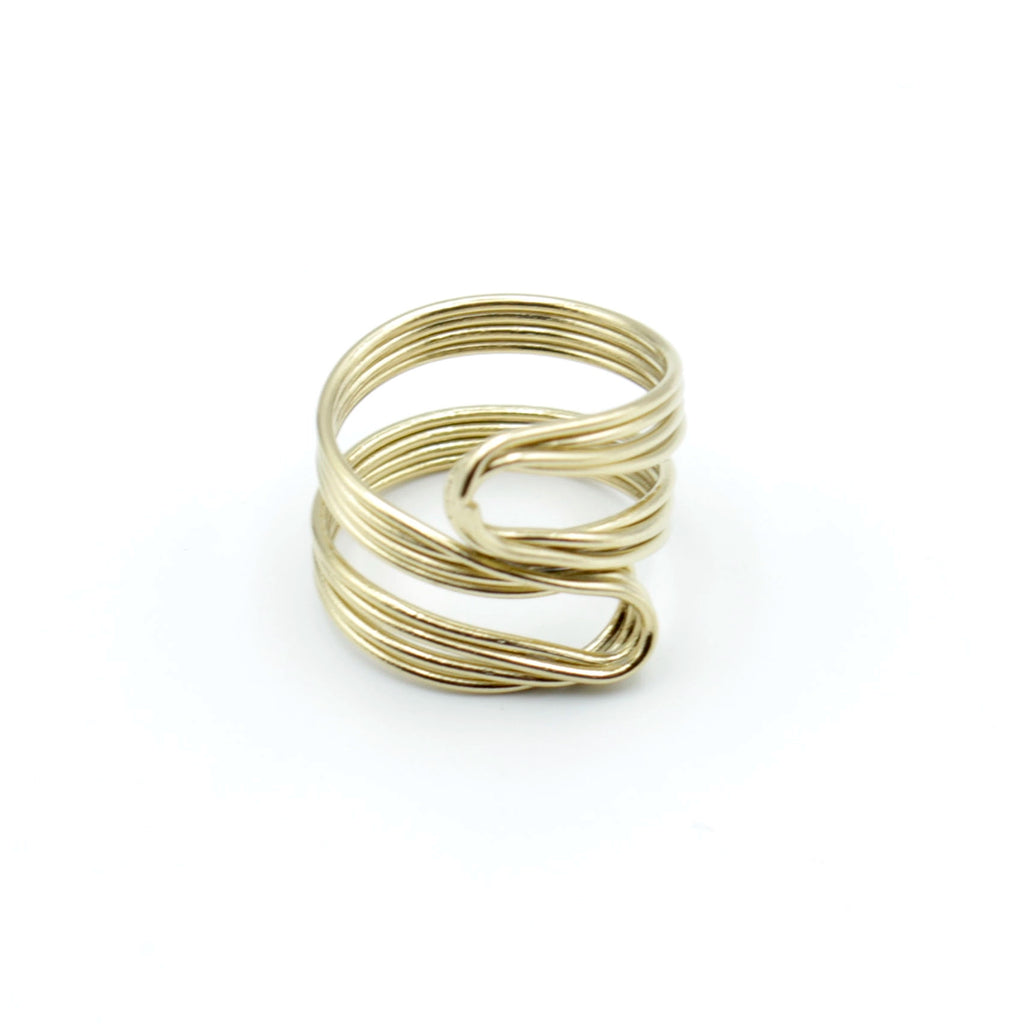 Vista frontal del anillo MINERVA en acero inoxidable dorado, diseño ajustable formado por múltiples tiras finas onduladas entrelazadas