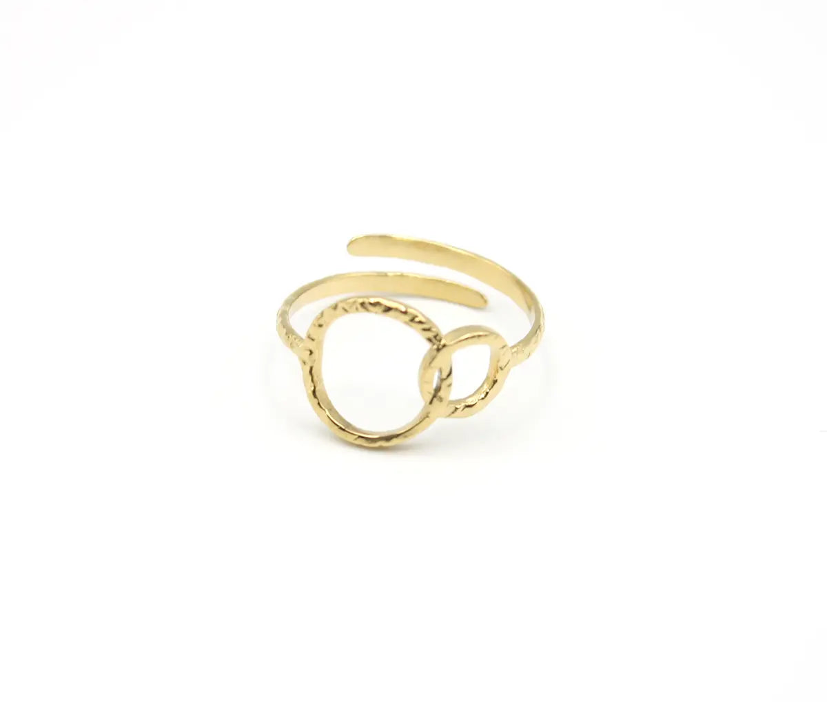 Anillo de acero dorado con superficie de finas estrías verticales. Joya street style amable con la piel  DELACABRA