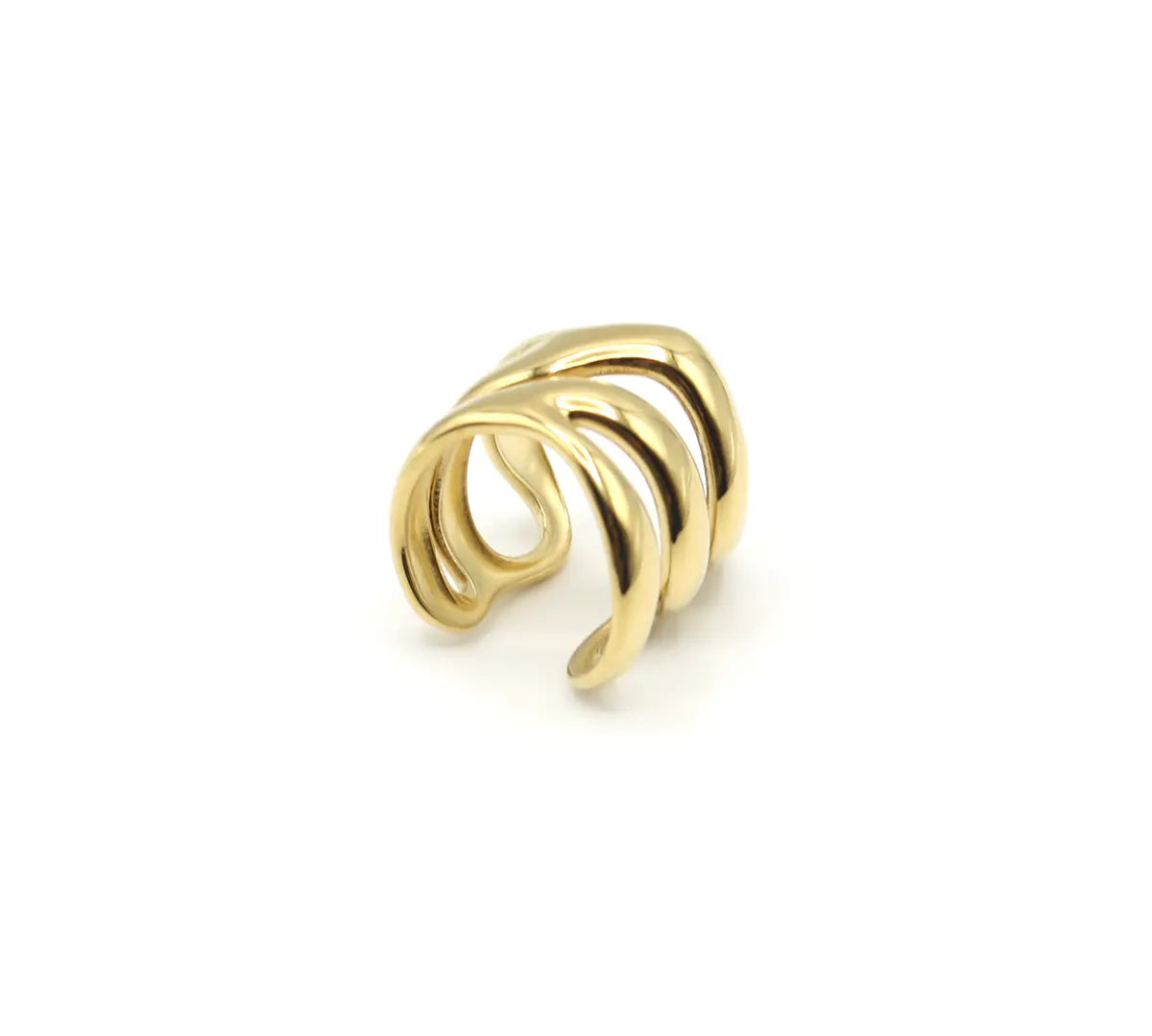 Plano detalle del Anillo Nilo plateado sobre superficie gris. Se observa el acabado pulido del acero y la disposición asimétrica de sus tres bandas. Diseño ajustable, resistente al agua y duradero