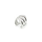 Primer plano del Anillo Nilo de acero plateado. Se aprecia el diseño de triple banda ondulada con detalles asimétricos y su estructura ajustable. Joyería de acero inoxidable resistente al agua