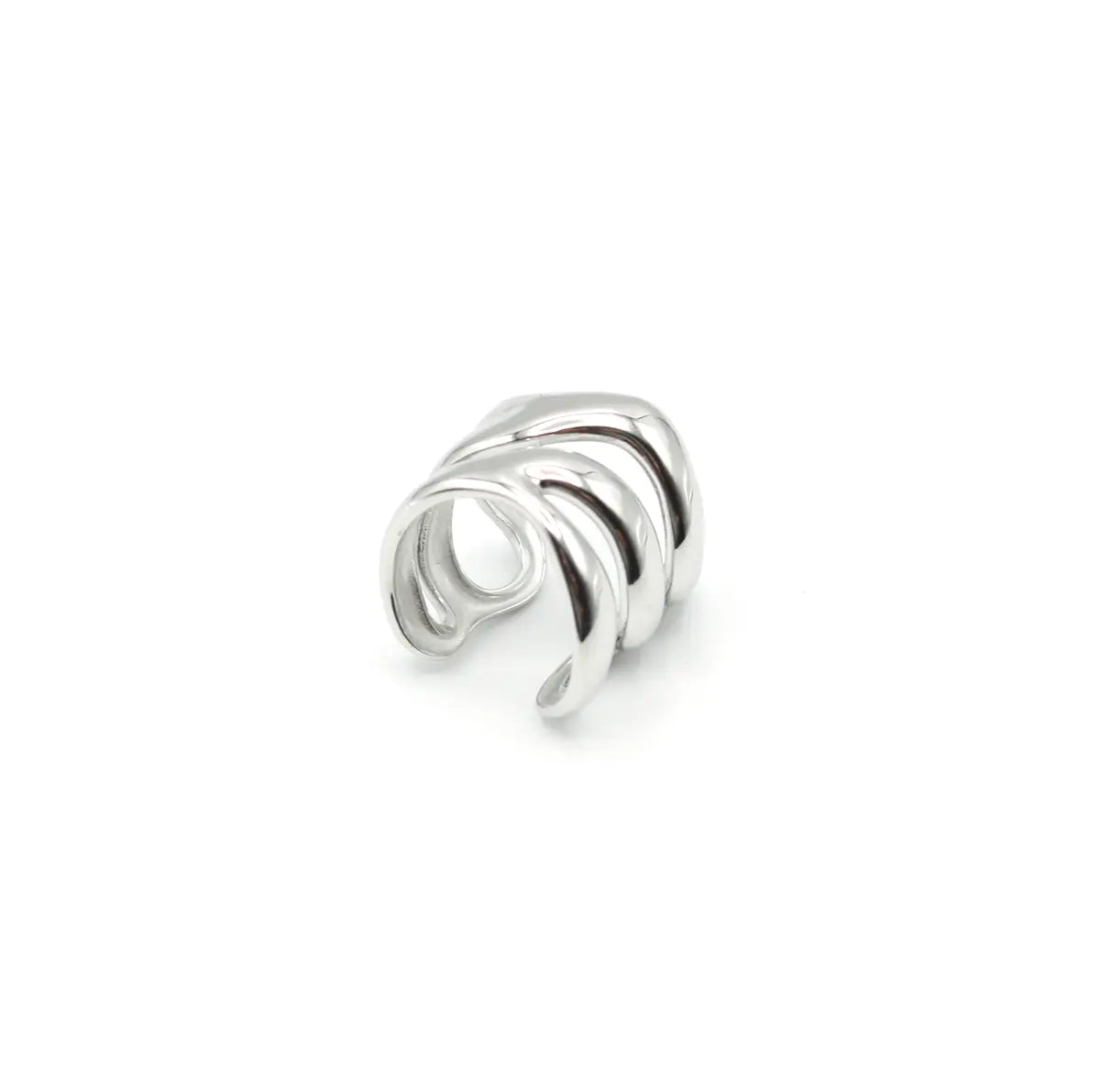 Primer plano del Anillo Nilo de acero plateado. Se aprecia el diseño de triple banda ondulada con detalles asimétricos y su estructura ajustable. Joyería de acero inoxidable resistente al agua