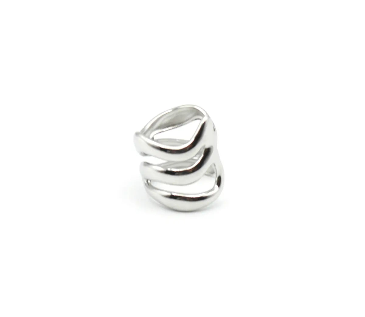 Vista general del Anillo Nilo plateado de acero inoxidable. Diseño de triple banda ondulada y asimétrica que crea un efecto de volumen. Es un anillo abierto y ajustable, resistente al agua y amable con la piel