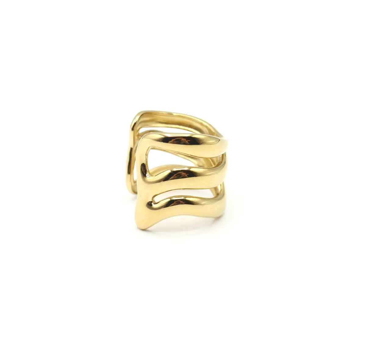 Perspectiva superior del Anillo Nilo en color plateado. Diseño de triple banda entrelazada con acabado pulido de alto brillo. Fabricado en acero inoxidable ajustable, resistente al agua y skin-friendly