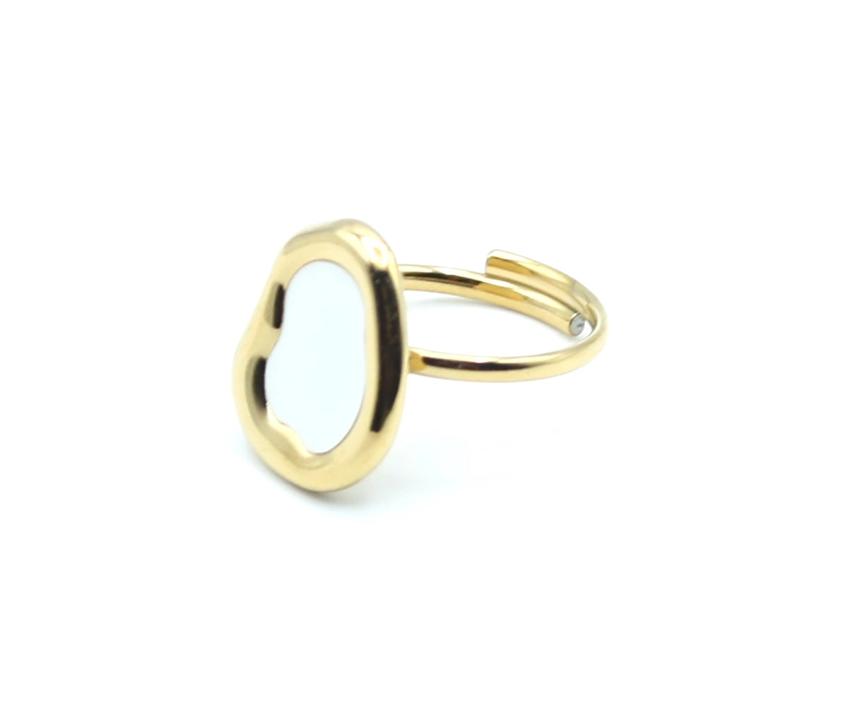 Vista lateral del anillo Ola dorado, con forma orgánica y acabado en acero inoxidable hipoalergénico - DELACABRA