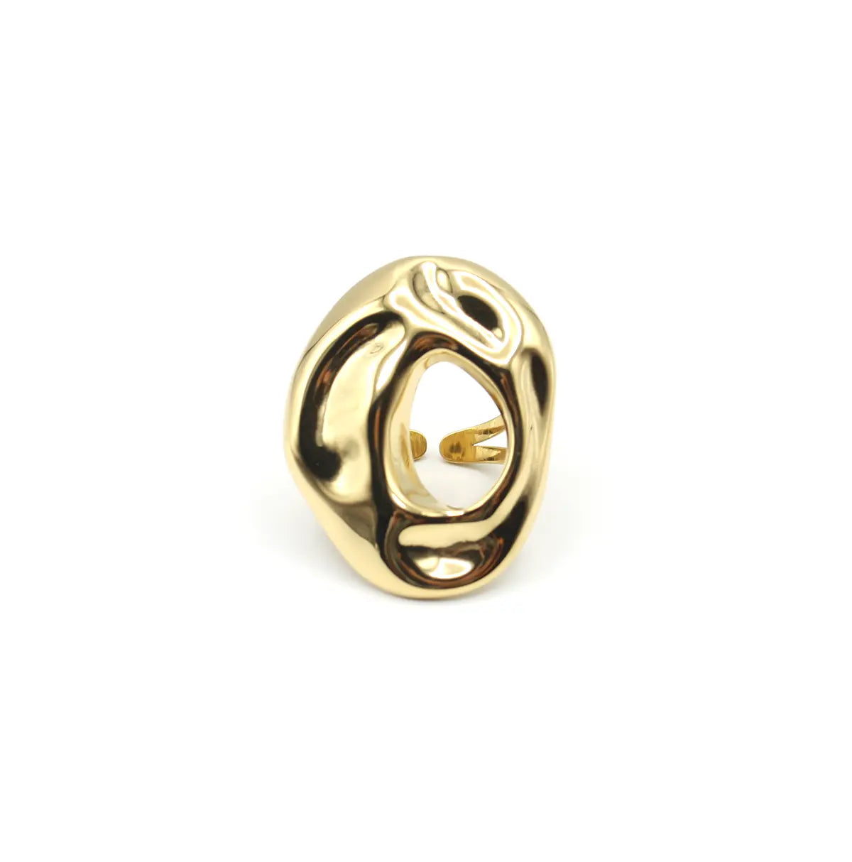 Anillo dorado de forma ovalada con superficie orgánica irregular y hueco central. Acero amable con la piel DELACABRA
