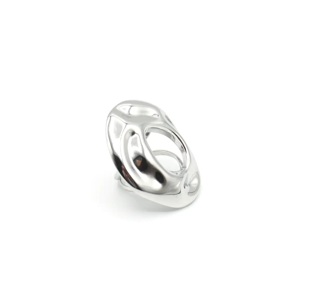 Anillo plateado Órbita de acero con acabado pulido y hueco central. Joyería street style amable con la piel DELACABRA.