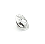Anillo plateado Órbita de acero con acabado pulido y hueco central. Joyería street style amable con la piel DELACABRA.