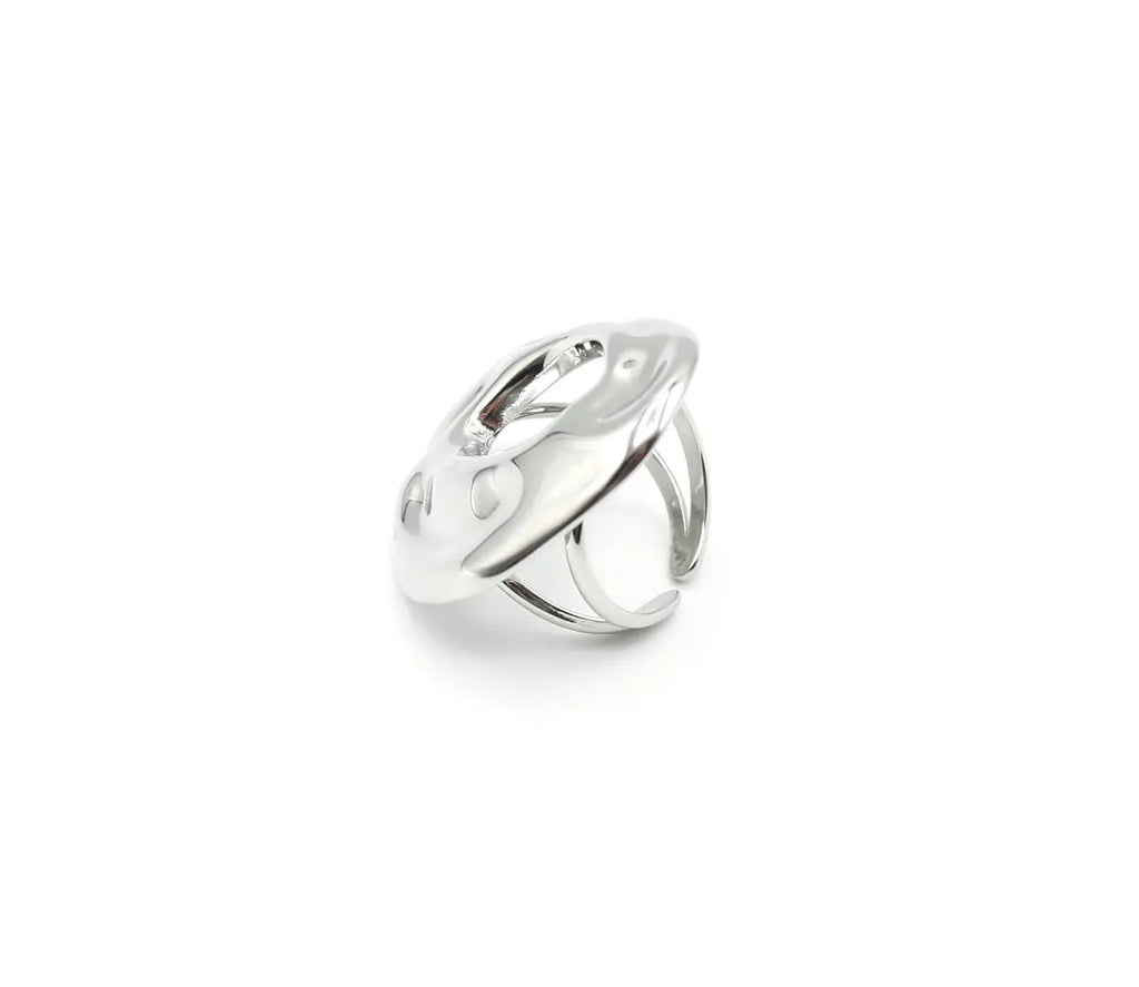 Vista de perfil del anillo plateado Órbita con diseño ovalado y apertura ajustable. Acero amable con la piel DELACABRA.