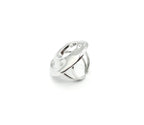 Vista de perfil del anillo plateado Órbita con diseño ovalado y apertura ajustable. Acero amable con la piel DELACABRA.