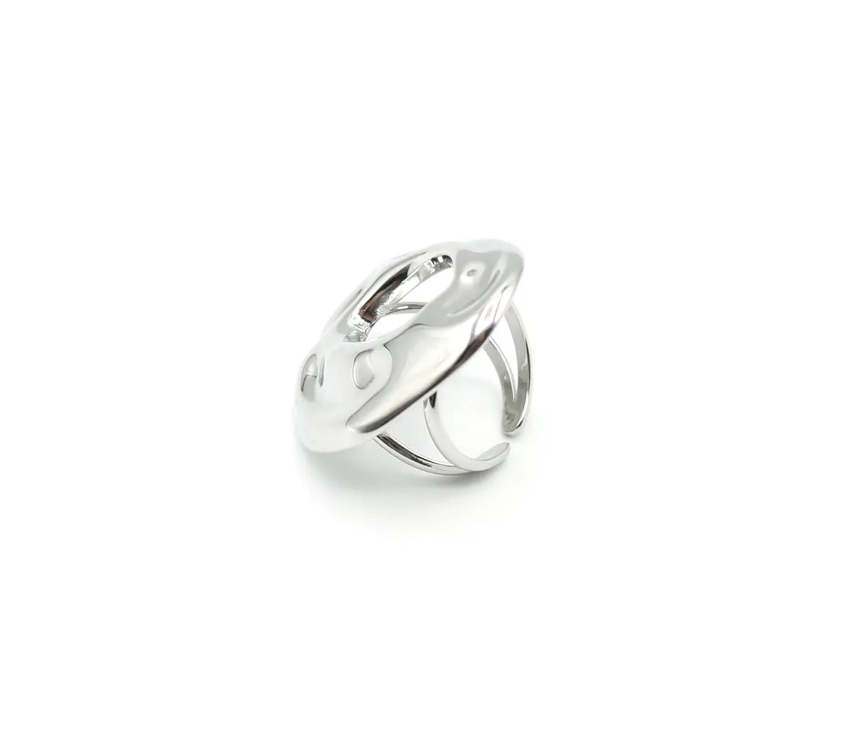 Vista de perfil del anillo plateado Órbita con diseño ovalado y apertura ajustable. Acero amable con la piel DELACABRA.