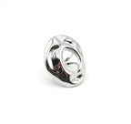 Anillo plateado de diseño ovalado con relieve fluido y hueco central. Joya de acero amable con la piel DELACABRA.