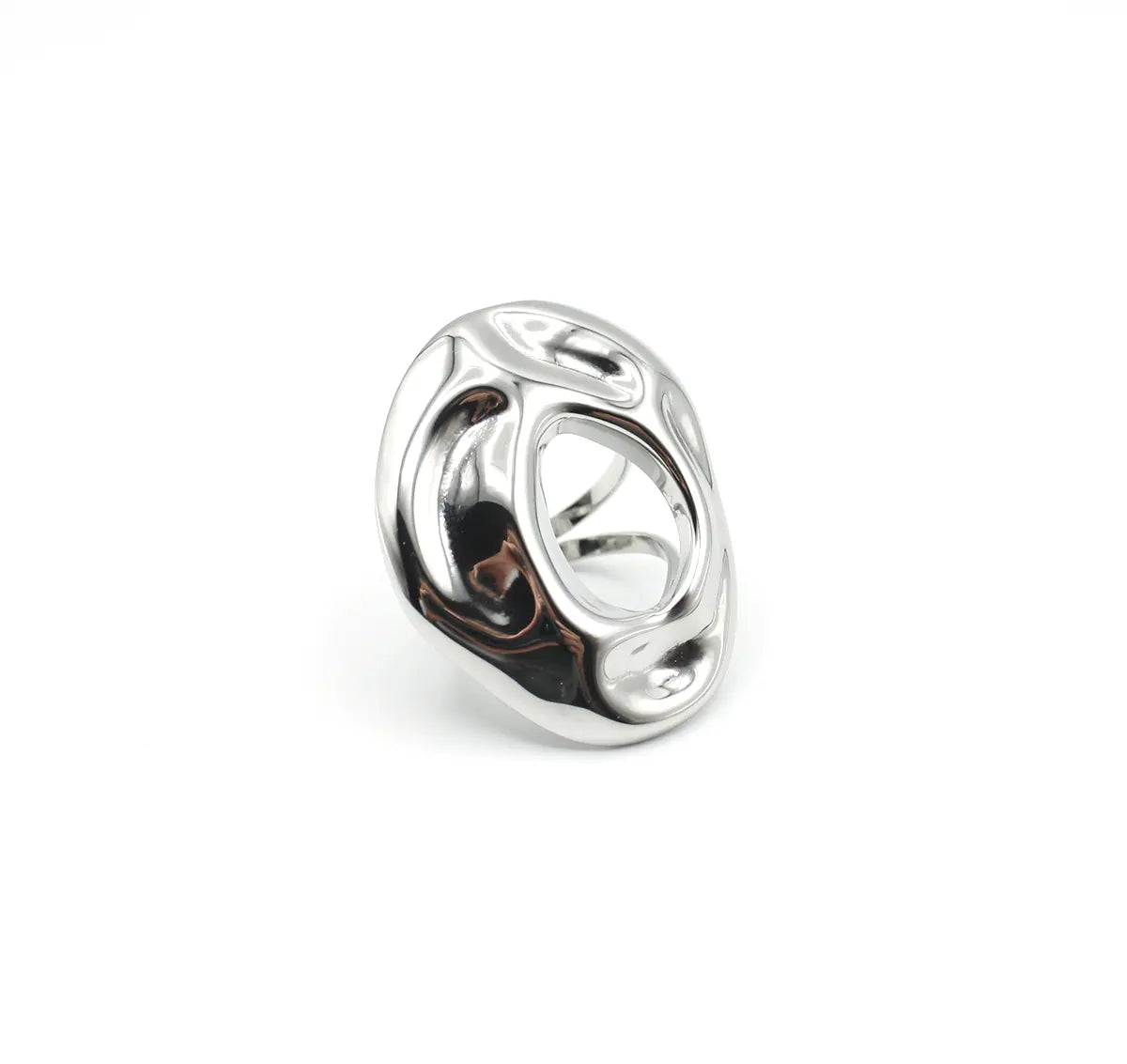 Anillo plateado de diseño ovalado con relieve fluido y hueco central. Joya de acero amable con la piel DELACABRA.