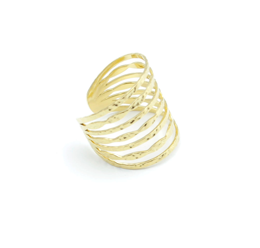 Anillo dorado Paradise con diseño de bandas abiertas onduladas visto en perspectiva lateral, ajustable y en acero inoxidable