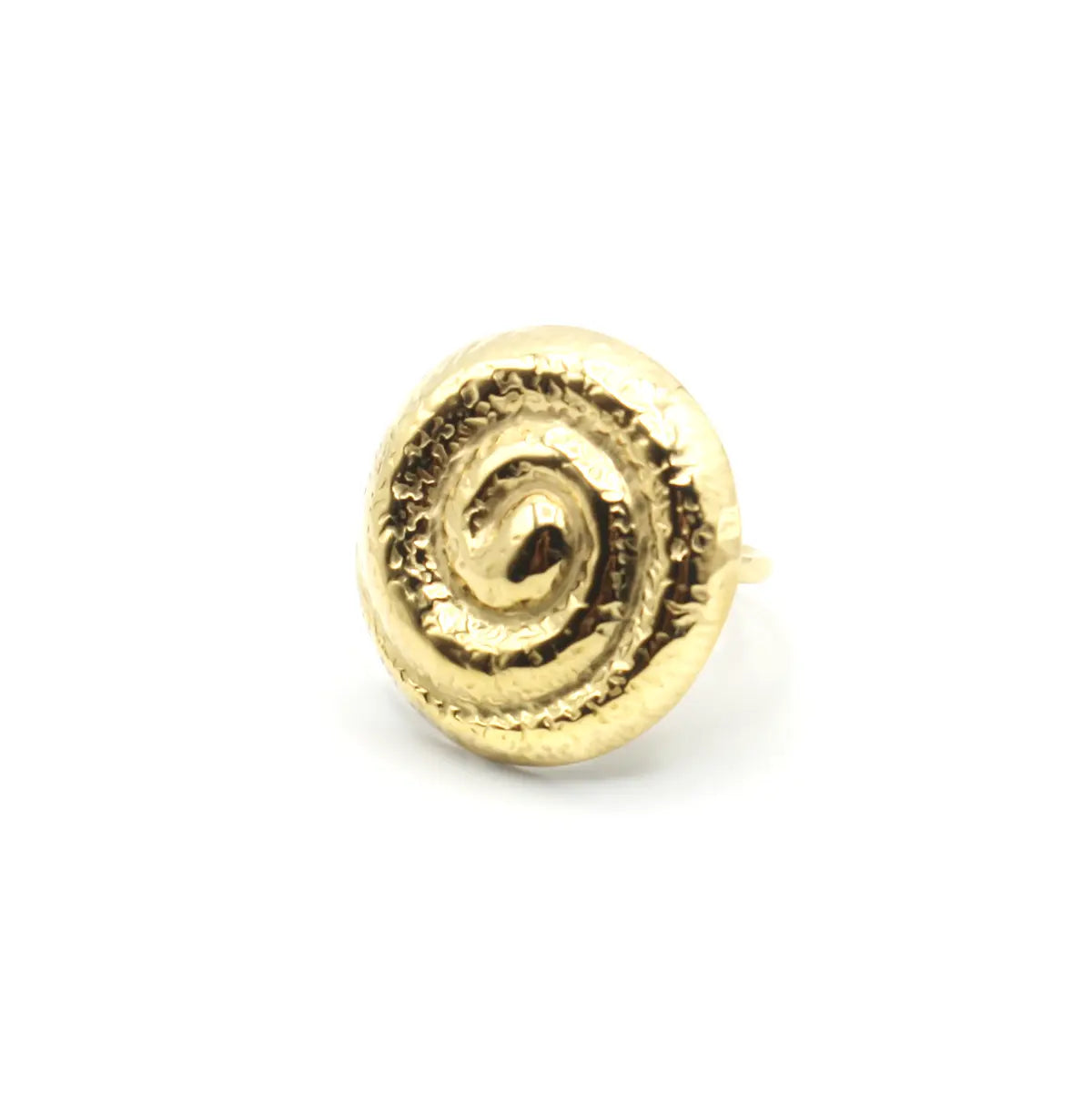 Anillo Parthenope dorado ajustable, fabricado en acero inoxidable, diseño inspirado en un fósil, acabado texturizado brillante, hipoalergénico. DELACABRA