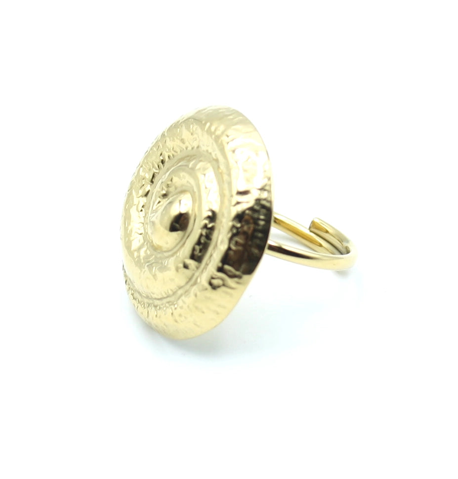 Anillo Parthenope dorado ajustable, fabricado en acero inoxidable hipoalergénico con acabado martillado en espiral - DELACABRA