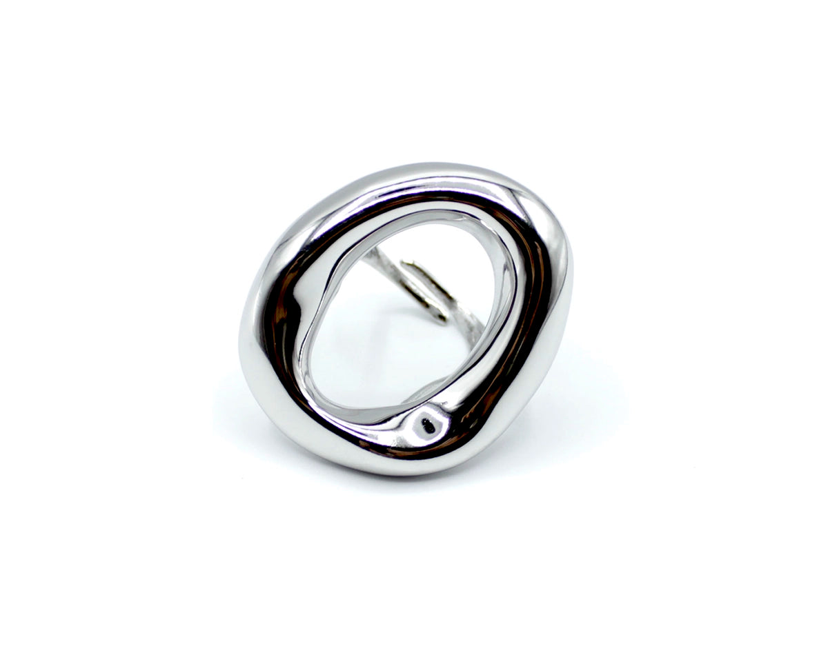Anillo plateado de acero inoxidable con forma ovalada abierta ajustable y acabado espejo, diseño moderno y llamativo