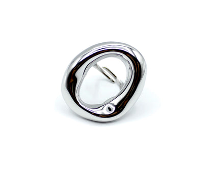 Anillo plateado de acero inoxidable con forma ovalada abierta ajustable y acabado espejo, diseño moderno y llamativo