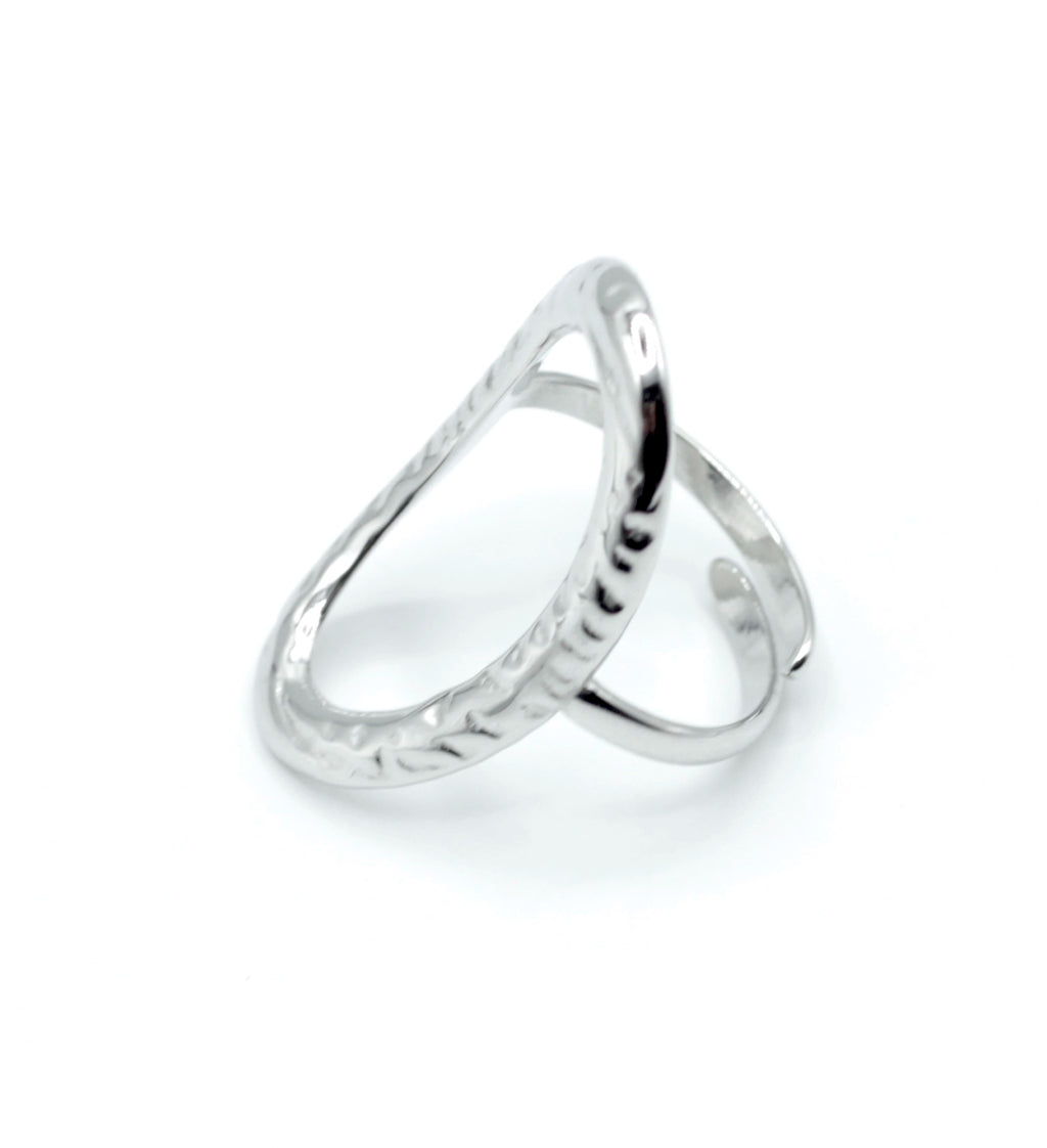 Anillo plateado ajustable de acero inoxidable con diseño cruzado martillado y acabado brillante, hipoalergénico
