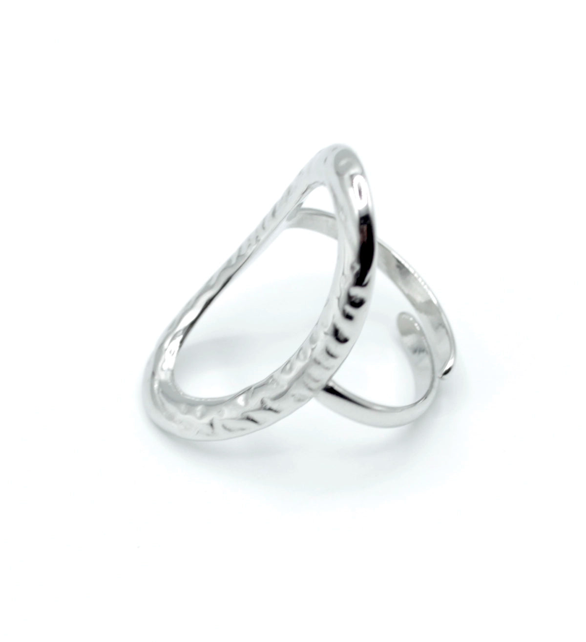 Anillo plateado ajustable de acero inoxidable con diseño moderno sobre fondo blanco