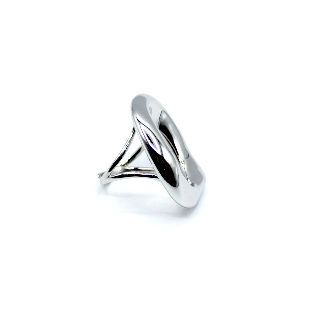 Anillo plateado de acero inoxidable con forma ovalada abierta ajustable y acabado espejo, diseño moderno y llamativo