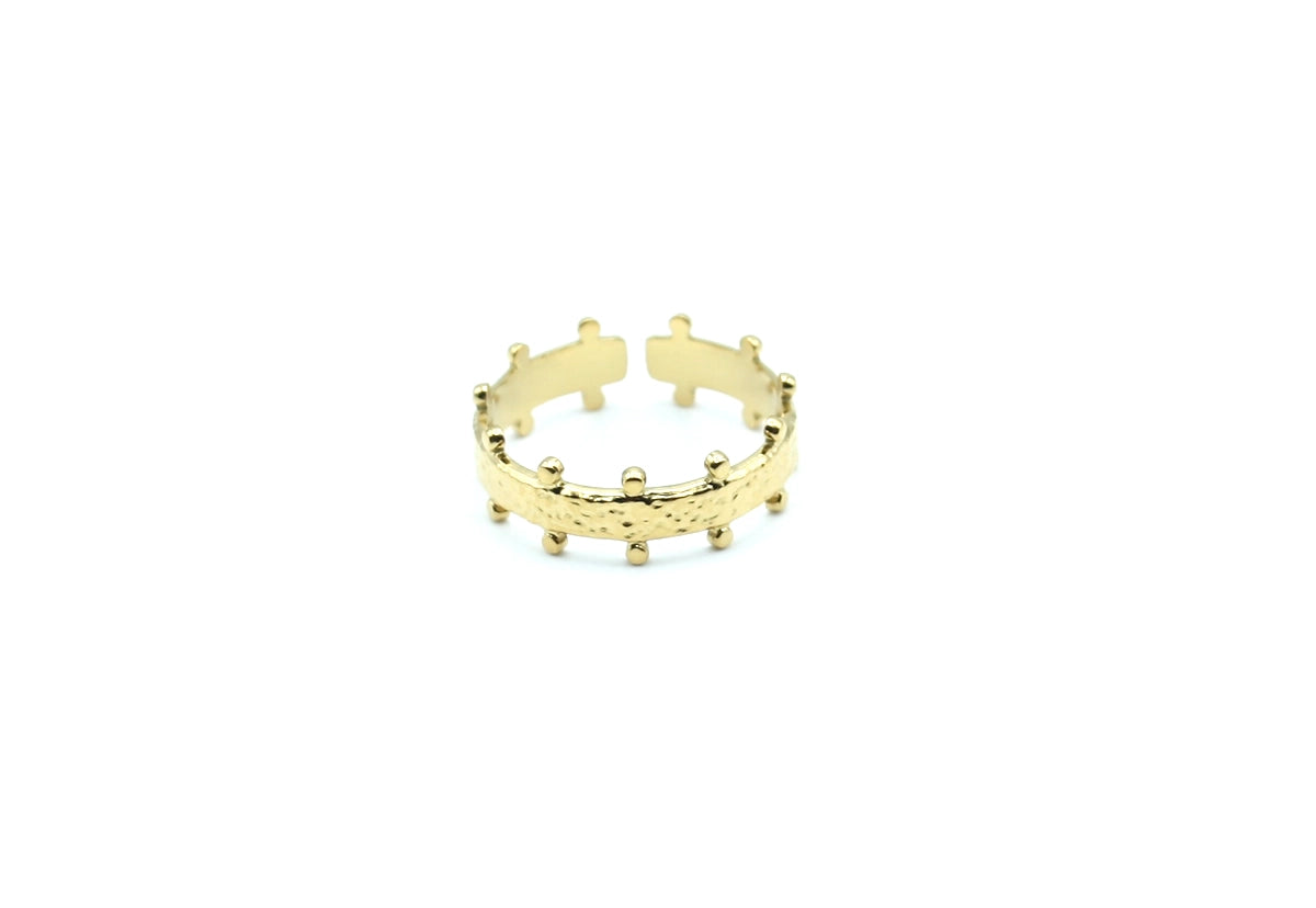 Anillo Ra ajustable en acero inoxidable dorado, duradero, hipoalergénico y con diseño de textura martillada - DELACABRA