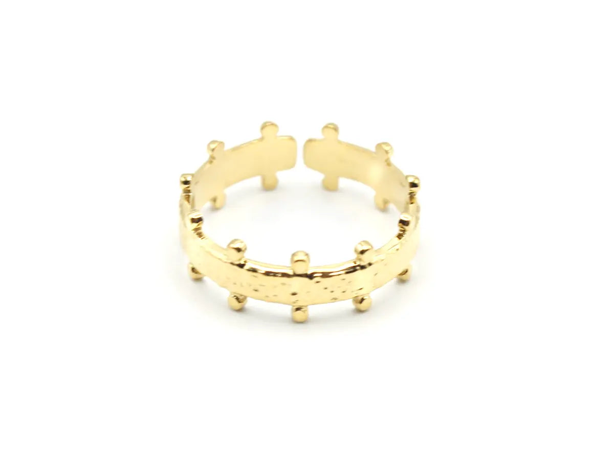 Anillo Ra ajustable en acero inoxidable dorado, duradero, hipoalergénico y con diseño de textura martillada - DELACABRA