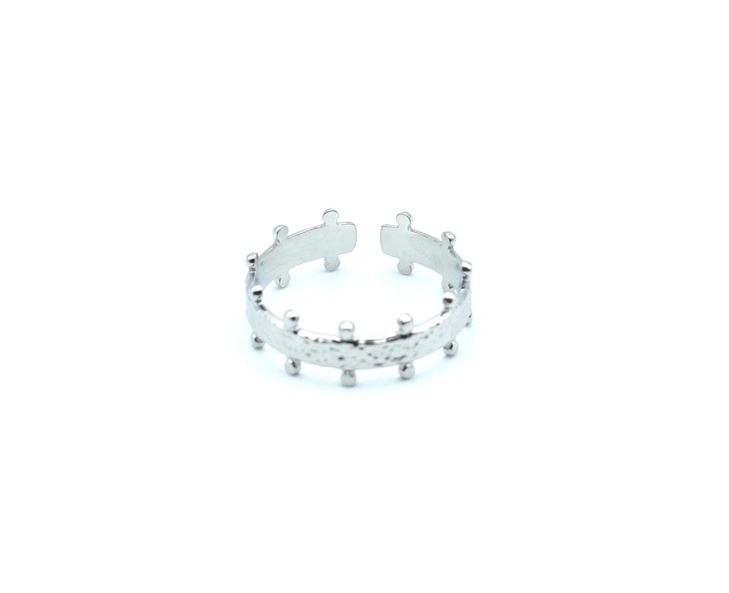 Anillo Ra ajustable en acero inoxidable plateado, hipoalergénico, resistente al agua y con textura martillada - DELACABRA